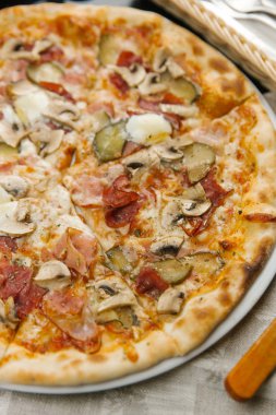 Peynirli pizza mantar, pastırma ve turşu ile