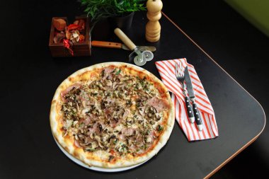 Peynirli pizza jambon ve mantar ile 