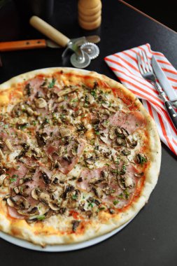 Peynirli pizza jambon ve mantar ile 
