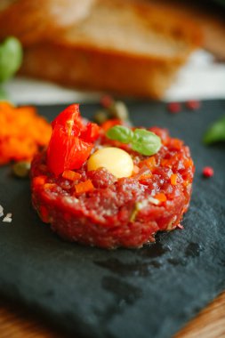 Bıldırcın yumurta sarısı ile sebze salatası