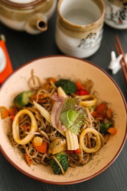 Brokoli, havuç ve kalamar ile erişte