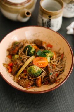 Brokoli, Mısır ve domuz eti ile Asya erişte