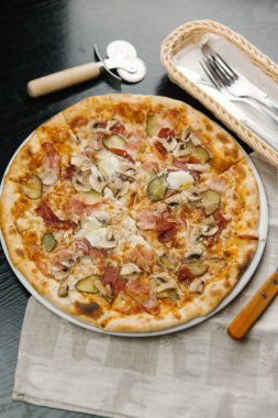 Peynirli pizza mantar, pastırma ve turşu ile