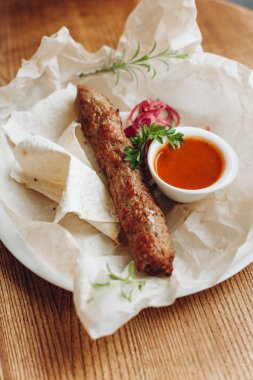 Merguez sosis üzerinde katlanmış tortilla