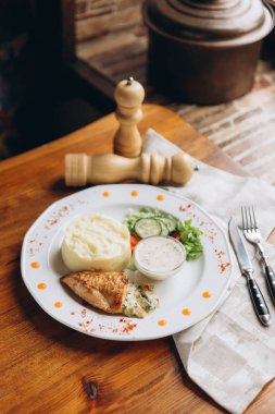 Kızarmış Balık biftek patates püresi ile