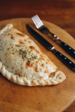 Şili empanada jambon ve peynir ile doldurulmuş