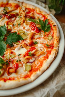 Pizza mantar, turşu ve otlar