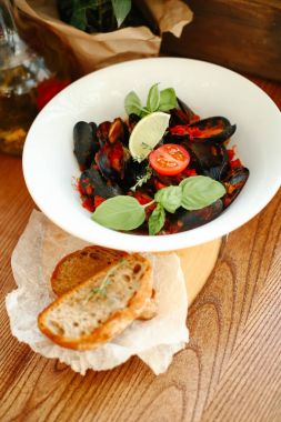 Sebzeli salata ve deniz ürünleri.