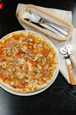 Peynirli pizza mantar, salam ve biber