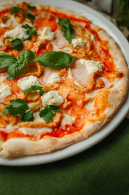 Pizza jambon, peynir ve otlar ile