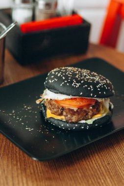 Siyah mürekkep balığı mürekkep hamburger domates ile