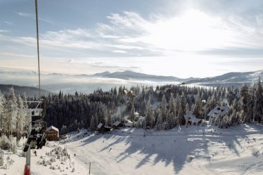 Evler ve dağ vadisinde yer alan kulübelerde