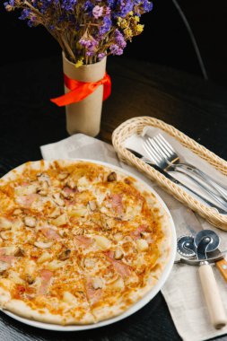 Ananas, jambon ve tavuk peynirli pizza
