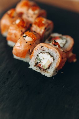 Somon ve salatalıklı maki suşi.