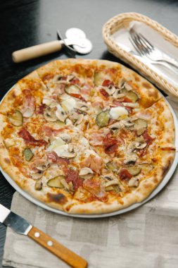 Peynirli pizza mantar, pastırma ve turşu ile