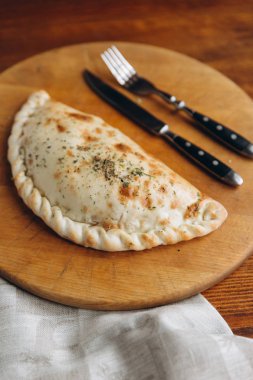 Şili empanada jambon ve peynir ile doldurulmuş