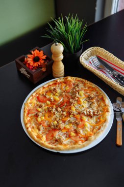 Tavuk ve ananas peynirli pizza
