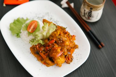 Kızarmış tavuk sebze karışımı