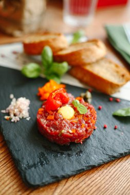 Bıldırcın yumurta sarısı ile sebze salatası