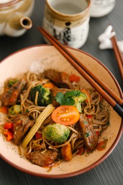 Brokoli, Mısır ve domuz eti ile Asya erişte