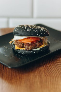 Siyah mürekkep balığı mürekkep hamburger domates ile