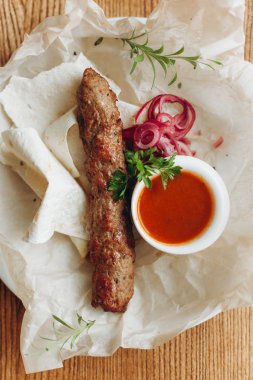 Merguez sosis üzerinde katlanmış tortilla