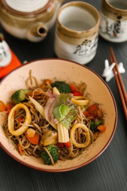 Brokoli, havuç ve kalamar ile erişte