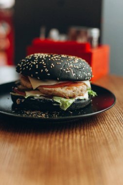 Siyah burger kıyma pirzola ve domates