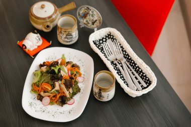 Sebze karışımı ile haşlanmış kalamar