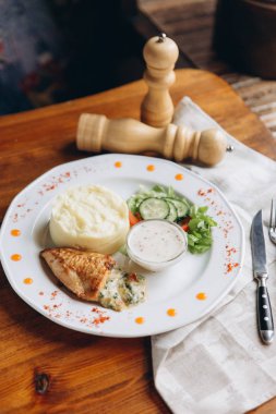 Kızarmış Balık biftek patates püresi ile