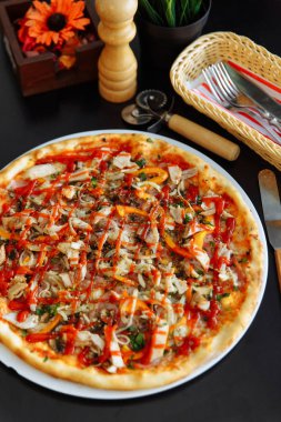 Tavuk ve ketçap peynirli pizza