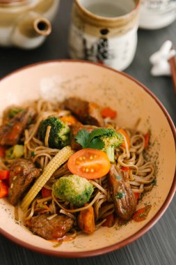 Brokoli, Mısır ve domuz eti ile Asya erişte