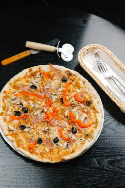 Biber, mantar ve jambonlu peynirli pizza