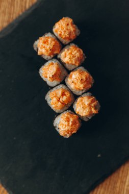 Maki sushi kızarmış somon ile rulo