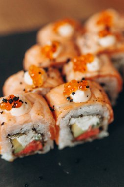 Somon ve salatalıklı maki suşi.