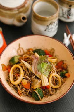 Brokoli, havuç ve kalamar ile erişte