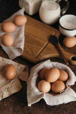 Kumaş ile sepet içinde çiğ yumurta