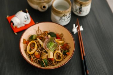 Brokoli ve kalamar halkaları ile Asya erişte