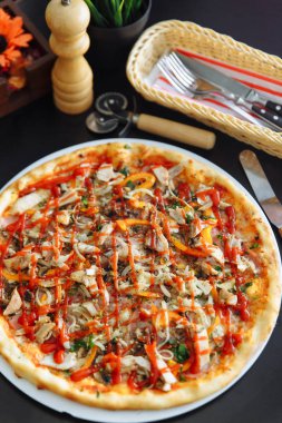 Tavuk ve ketçap peynirli pizza