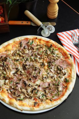 Peynirli pizza jambon ve mantar ile 