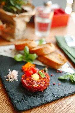 Bıldırcın yumurta sarısı ile sebze salatası