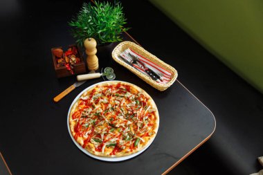 Peynirli pizza tavuk ve soğan ile 