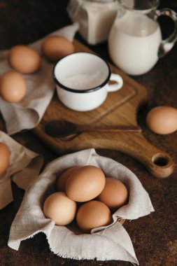 Kumaş ile sepet içinde çiğ yumurta