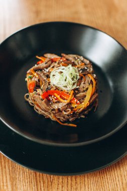 Domuz eti ile Çin eriştesi