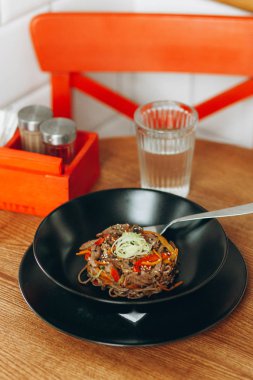 Domuz eti ile Çin eriştesi