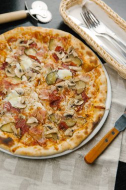 Peynirli pizza mantar, pastırma ve turşu ile