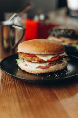 Burger kıyma pirzola, domates ve peynir