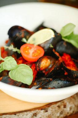 Sebzeli salata ve deniz ürünleri.