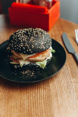 Siyah burger kıyma pirzola ve domates