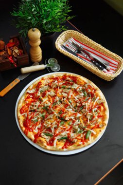 Peynirli pizza tavuk ve soğan ile 